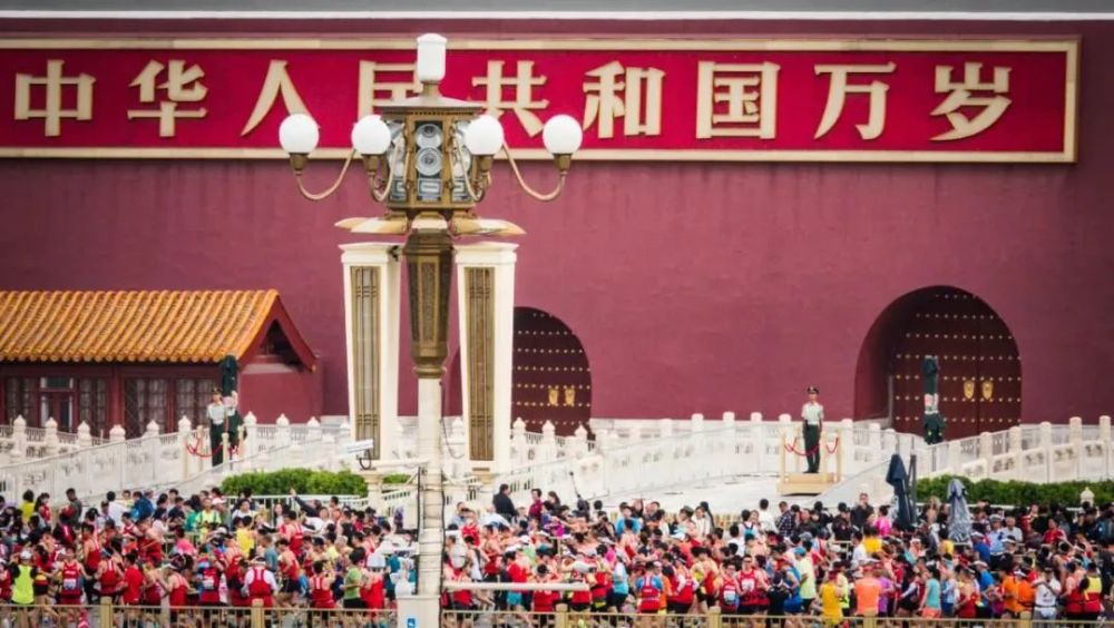 罗马诺表示，范德贝克将租借至明年6月，非强制性买断条款1500万欧（含浮动）。